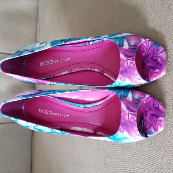 BCBGeneration shoes 4 in. Heels.  Beautiful colors. Size 8.5 - Picture 2 of 3